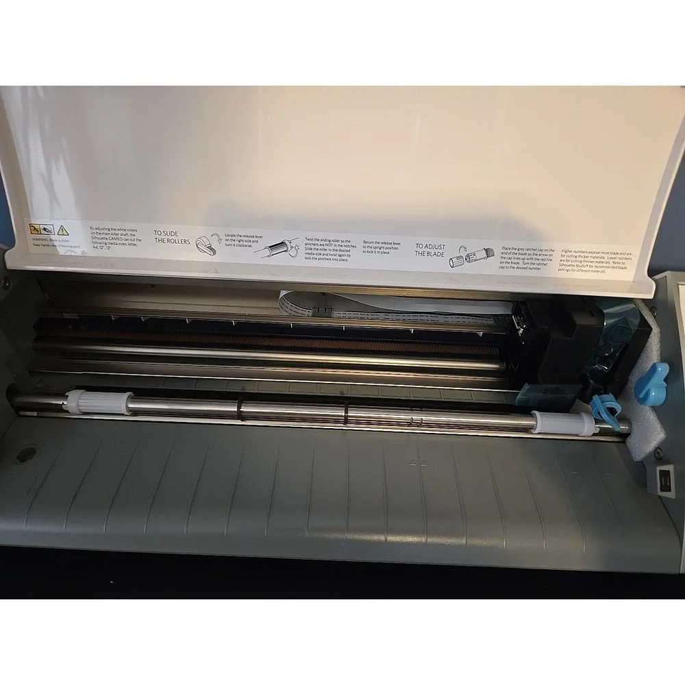 SILHOUTTE CAMEO Vinyl Paper Cutting Machine Touch Screen No Cords With Cover